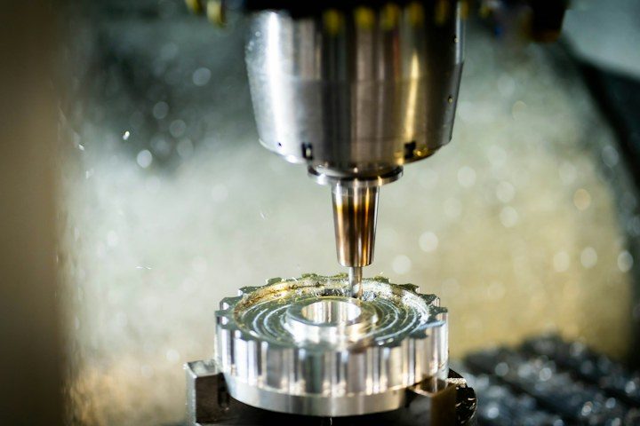 Fräser bearbeitet ein Metallteil